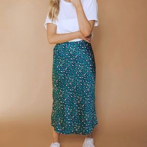 Stretchable midi skirt